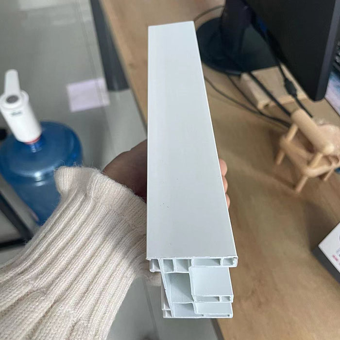 Perfiles de pvc de coextrusión de capa negra blanca de doble color Double color white black layer co-extrusion pvc profiles