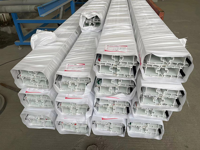 Perfiles de pvc de coextrusión de capa negra blanca de doble color Double color white black layer co-extrusion pvc profiles